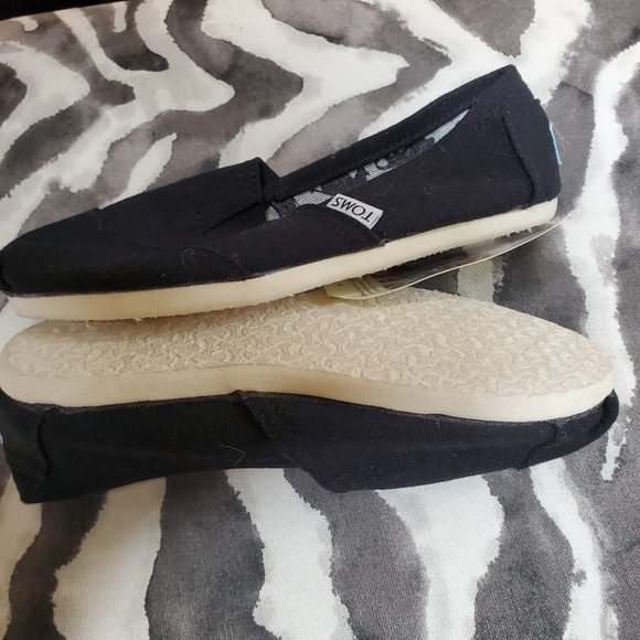 (SOLD) TOMS Animal Print Canvas Slip ons - Picture 10 of 15